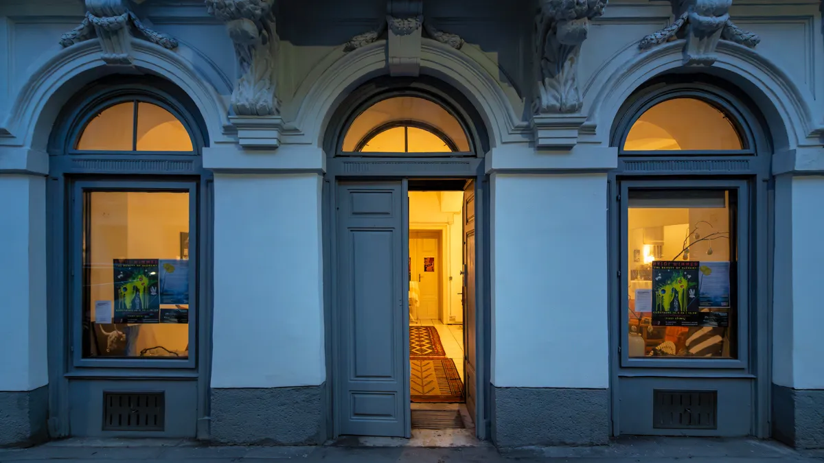 Fassade des Kunstsalon HG4 in der Heumühlgasse 1040 Wien