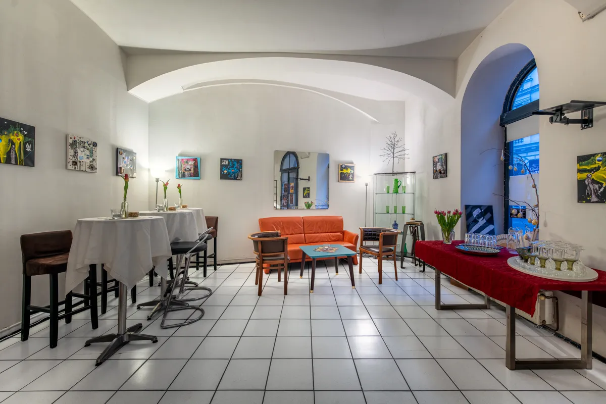 Blick in den Kunstraum der HG4 in Wien Wieden  - Innenansicht rechts