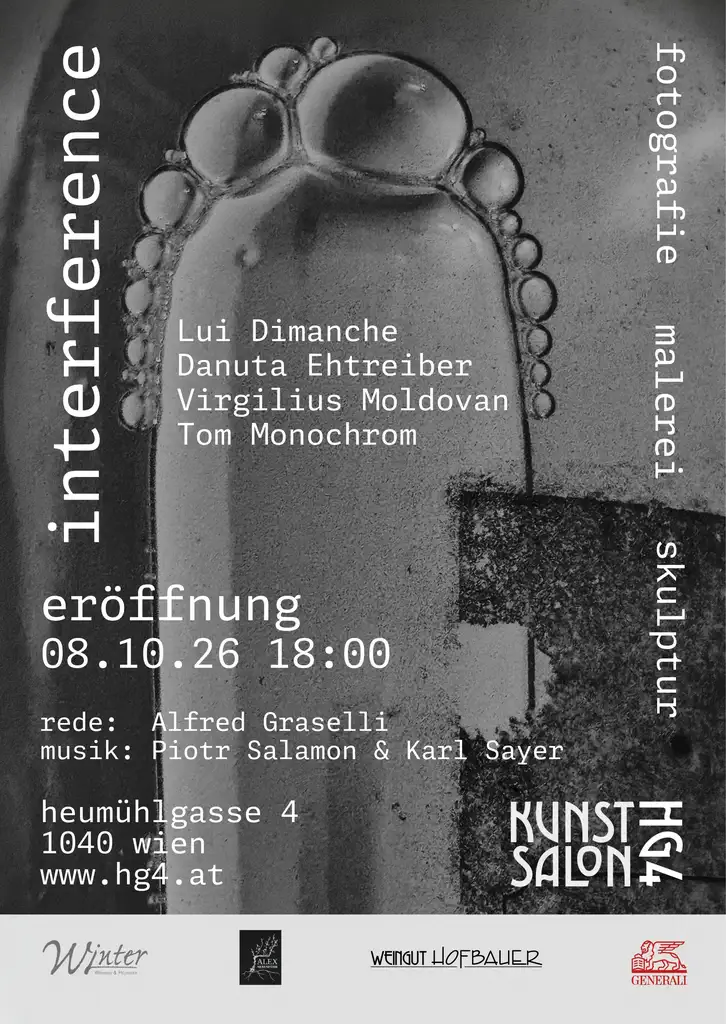 Plakat zur Kunstausstellung Interference in Wien: Zeitgenössische Fotografie von Lui Dimanche, Danuter Ehtreiber, Tom Monochrom und Skulpturen des Bildhauers Virgilius Moldovan im Kunstsalon HG4.