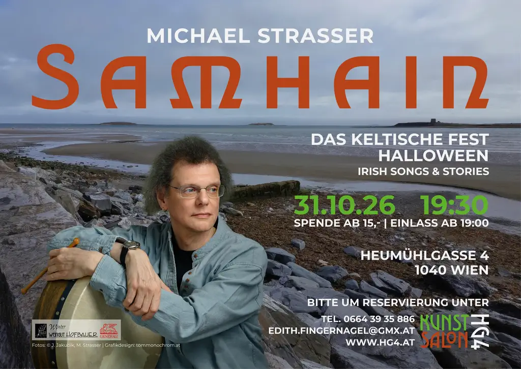 Veranstaltungsflyer für "Samhain - Das keltische Fest Halloween" im HG4 Kunstsalon Wien. Der Wiener Musiker Michael Strasser, abgebildet mit einer Bodhrán vor einer Küstenlandschaft, präsentiert Irish Songs & Stories